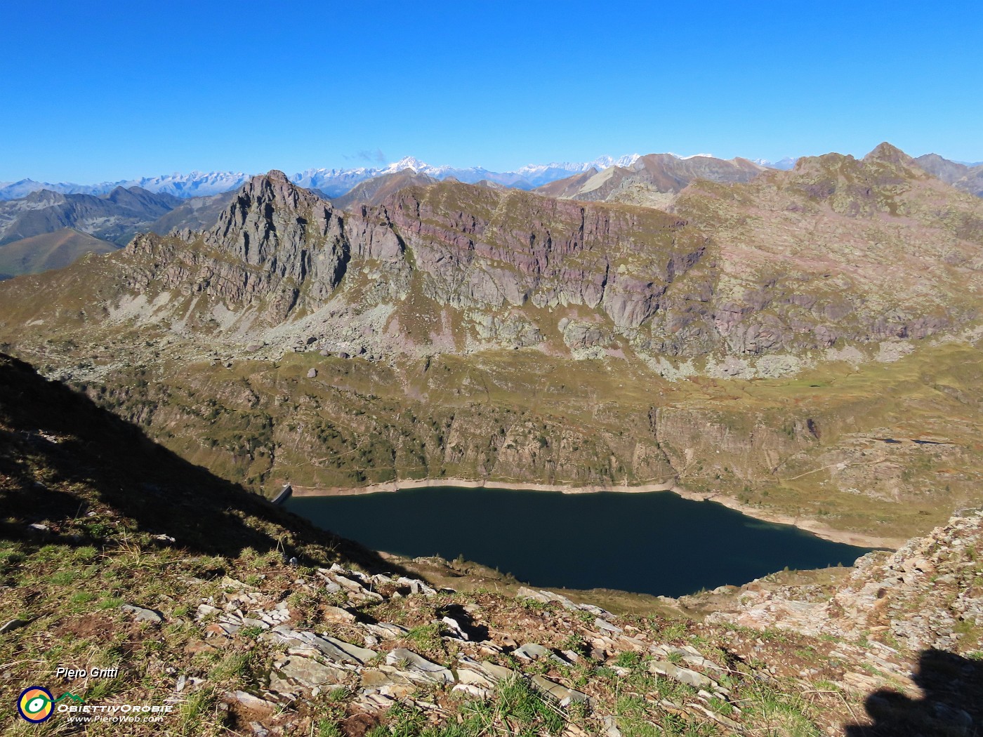 52 Dal costone ovest erboso del Pizzo Farno vista sul Lago Colombo e Pizzo del Becco.JPG